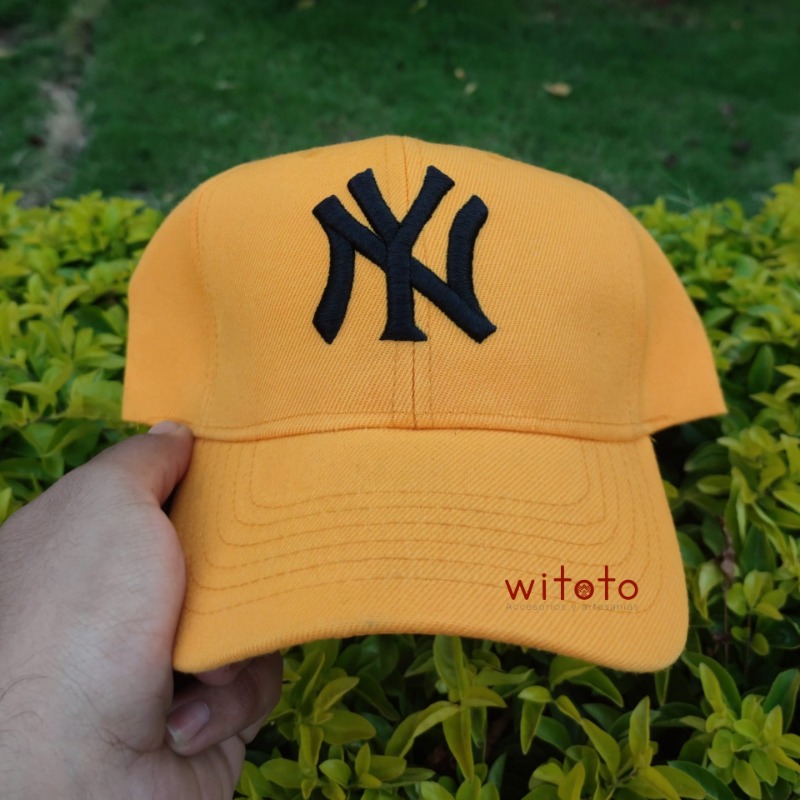 GORRA YANKEES AMARILLA LOGO NEGRO